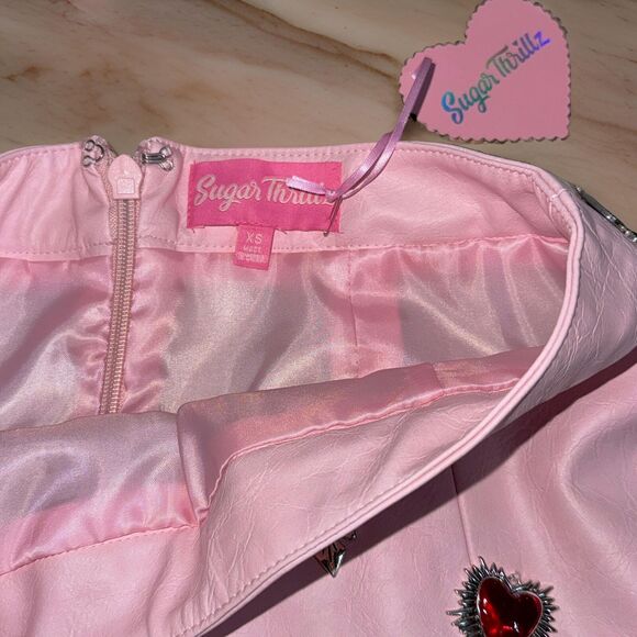 NWT XS Sugar Thrillz Pink Cupids Arrow Vegan Mini Skirt Heart Key Charms - Picture 3 of 4